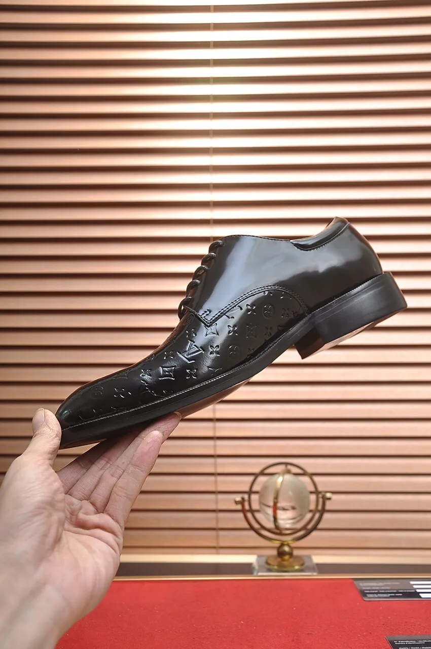 Men's men's shoes 💰520💶 [LV] (original single cowhide lining) 🍀LV's latest genuine leather business suit shoes are launched simultaneously on the official website. The first-layer cowhide imported from Italy is made of heavy gold, 💥official website 1:1 rubber outsole. Versatile to wear, high-end without losing class, and the color combination is extraordinary. This four-season style is alluring when worn on your feet, showing off your big-name flair. Standard code 38-45 (45 customized)